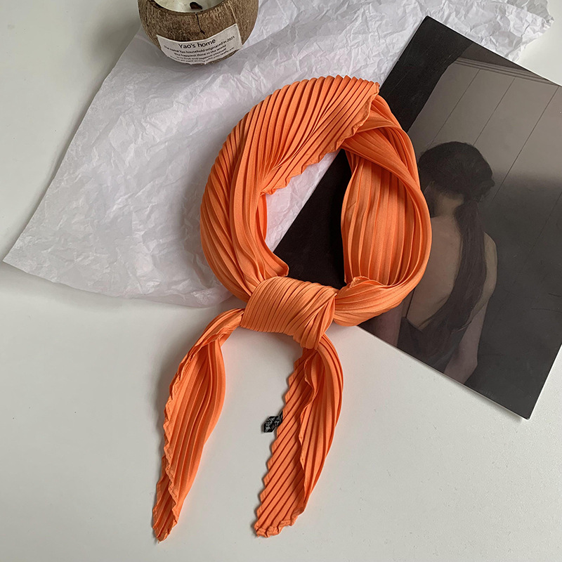 Pañuelo de seda de alta calidad nuevo estilo de color sólido arrugado bufanda de seda para mujer bufanda en forma de diamante versión coreana de la bufanda de seda de imitación pequeña bufanda en la cabeza banda para el cabello