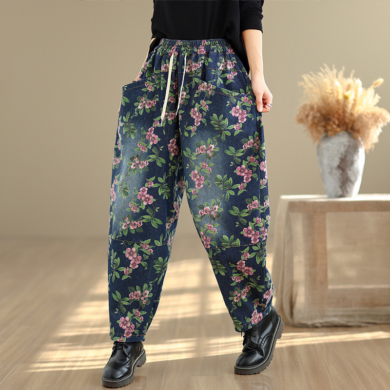 파란색 배경에 분홍색 꽃