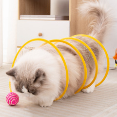 猫のおもちゃの猫のトンネルは猫の棒の長い竿をからかいます。