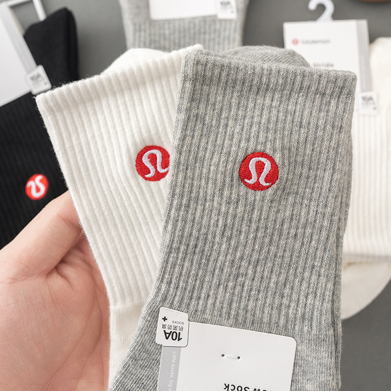 New Lulu solid color unisex socks with Lulu embroidery, high-tube casual socks, versatile for couples, suitable for sports and leisure, available in black, white, and gray New Lulu solid color unisex socks with Lulu embroidery, high-tube casual socks, versatile for couples, suitable for sports and leisure, available in black, white, and gray
