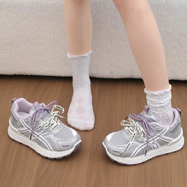 2026 primavera y otoño nuevo hombre pequeño ligero estilo de escuela universal deportes femeninos de suela plana resistente al desgaste aumento de altura zapatos deportivos