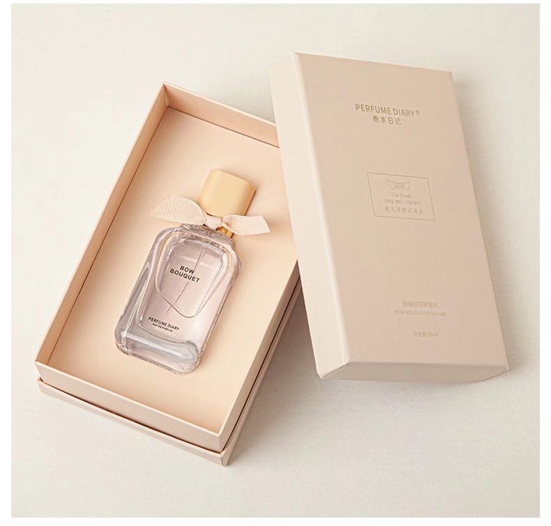 Parfym för kvinnor med blommig och fruktig doft i presentförpackning_voghion.com