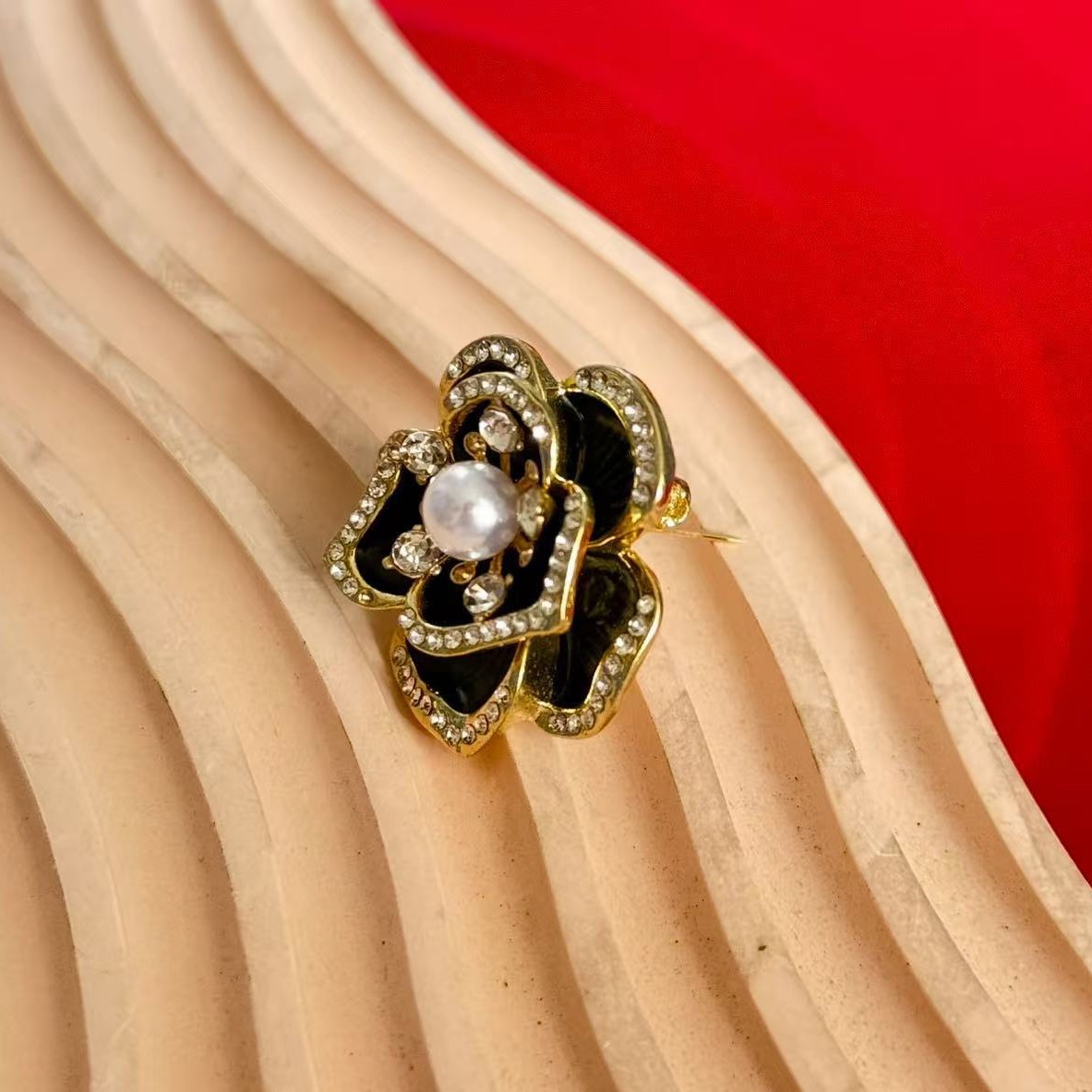 Spilla elegante multistrato con camelia nera per donna_voghion.com