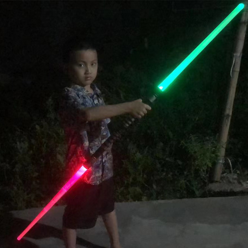 Espada láser ESPADA DE LUZ DE Star Wars espada retráctil Luz de inducción espada Flash Stick niños dos en uno espada espacial luminosa al por mayor