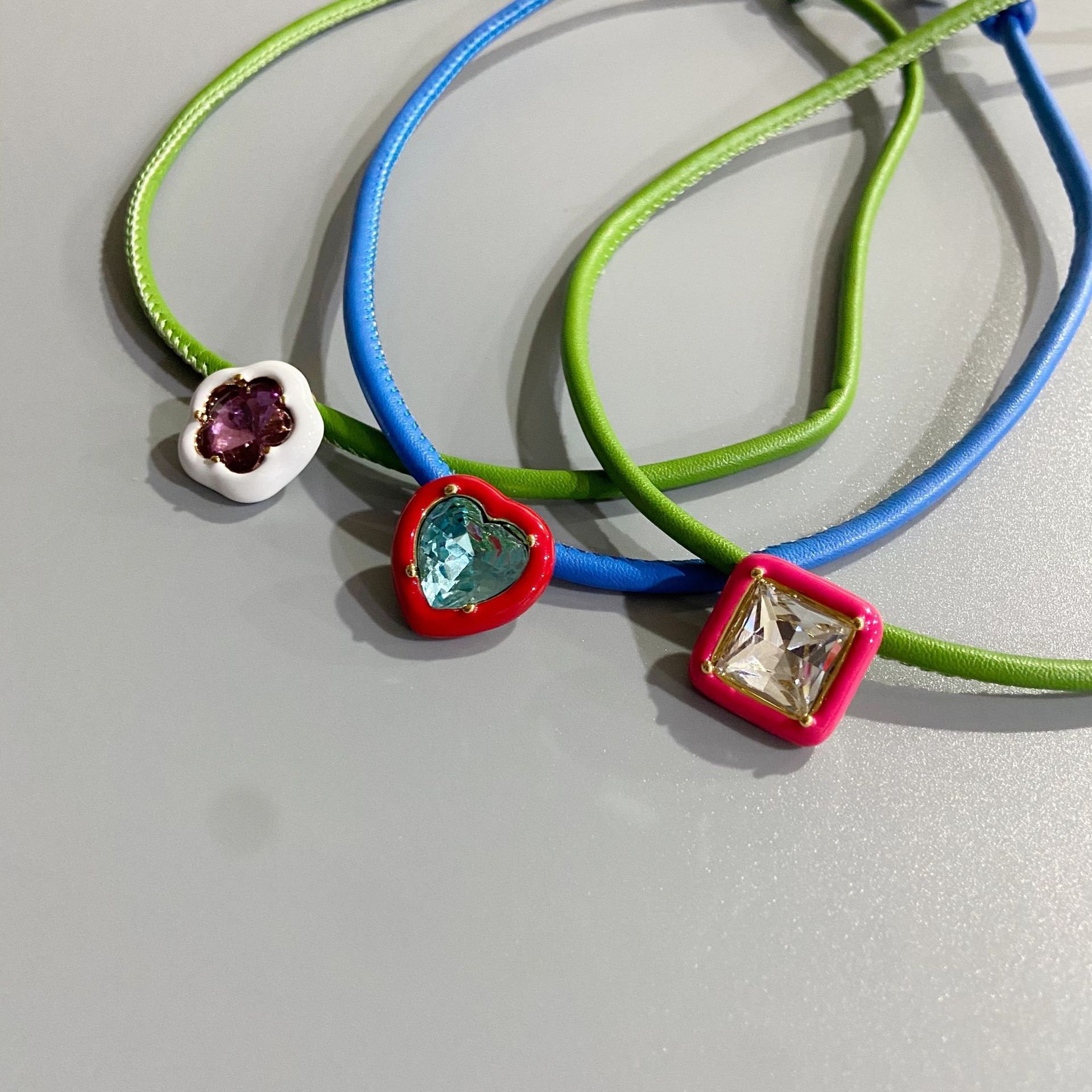 Title 5, Collana da donna in pelle con design geometrico...