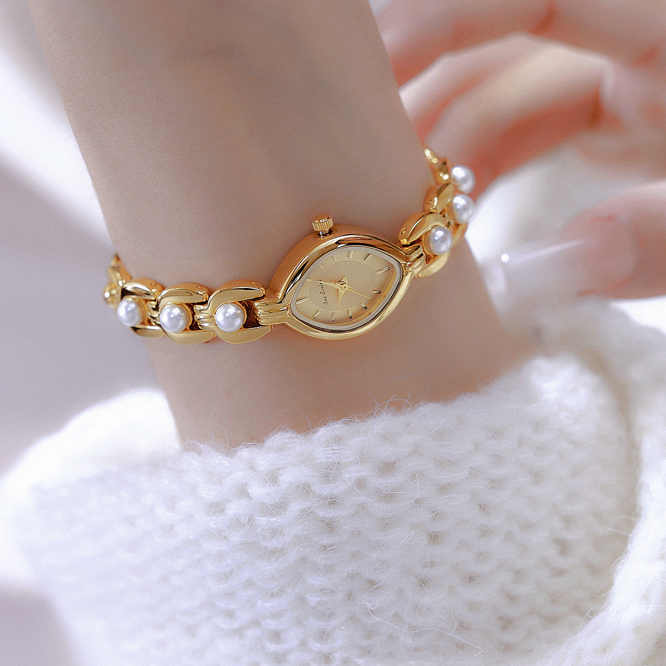 45g Weight Tempered Glass Mirror Material Alloy Strap Material Watch Classification Pointer Display Type Jewelry Buckle Buckle Style Diamond Dial Shape Daily, Street Occasion Quartz Movement Solid Color Pattern All Seasons Season Women's Gender Casual, Commute Style Casual Commute Solid Color Jewelry Buckle Quartz Watch 1