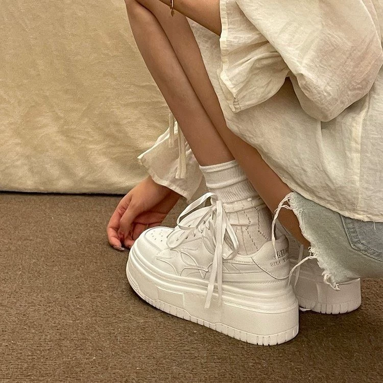 Чжао Луси Та же обувь на толстой подошве женская весна 2024 новый кампус дикие оригинальные туфли из кекса модные маленькие белые туфли