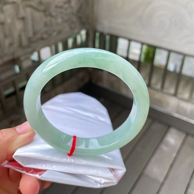 Vòng tay ngọc bích tự nhiên cao cấp màu xanh lục nhạt băng – có giấy chứng nhận chi tiết 12