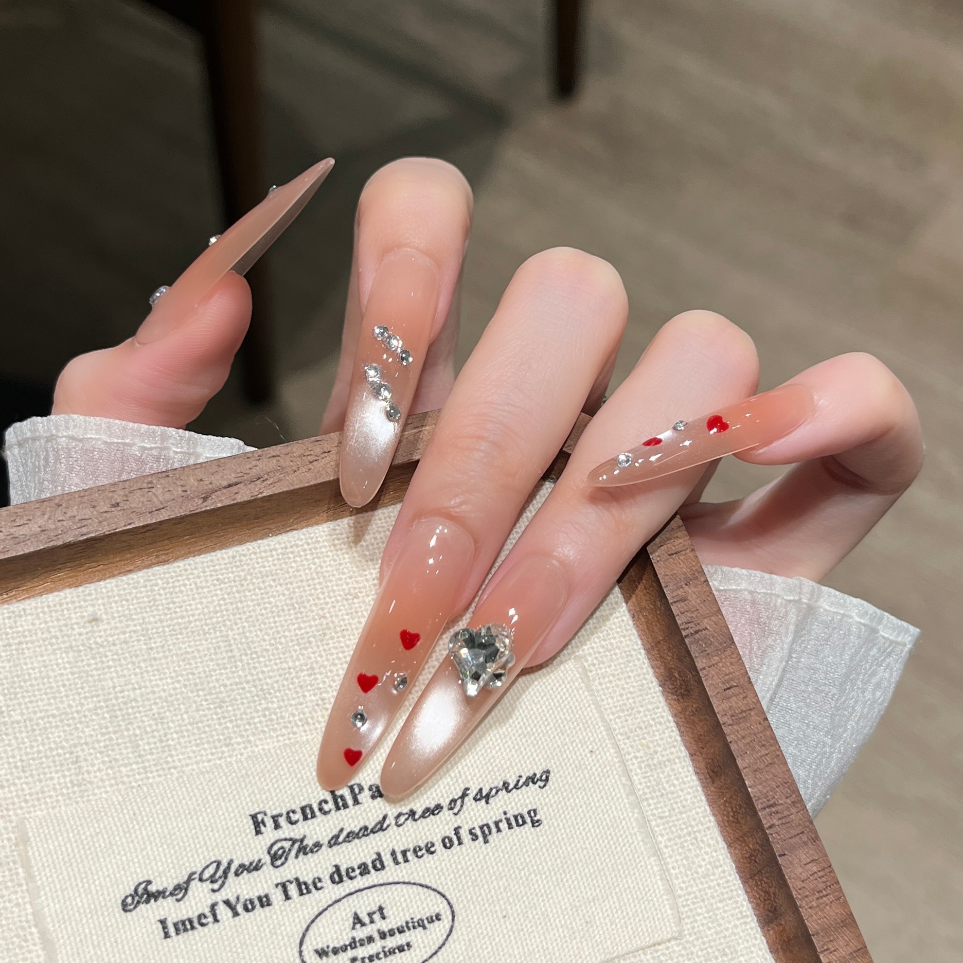 2026 Año Nuevo usar uñas de alta calidad pura manicure pieza de uñas hecha a mano fina perro largo dibujado a mano pequeñas uñas de amor