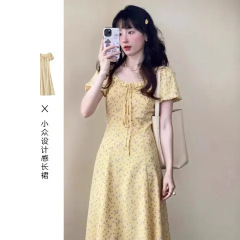 ドーパミンはフランスの黄色の花のワンピースを着て女装します。