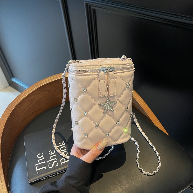 Versión coreana del pequeño bolso de cubo de viento de fragancia 2025 nuevo bolso femenino de cadena estilo extranjero bolso de hombro con diamantes bolso de mensajero de hilo bordado de diamantes