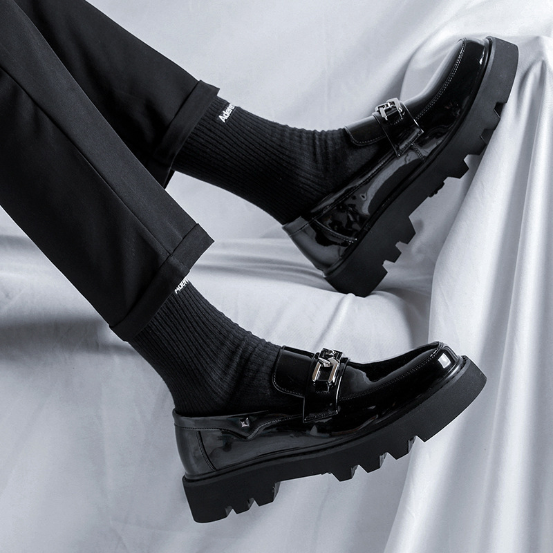 2024 otoño y invierno casuales zapatos de cuero brillantes de mediana edad hombres vestidos formales zapatos de peluquería de negocios zapatos de suela gruesa juvenil zapatos al por mayor