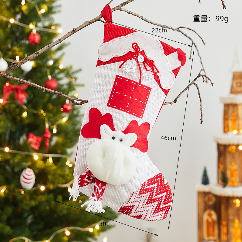 クリスマスの靴下のプレゼントの袋の大きいサイズの老人の雪だるまの贈り物のキャンディーの靴下のシーンは飾りを掛けてクリスマスの装飾品を飾ります。|undefined