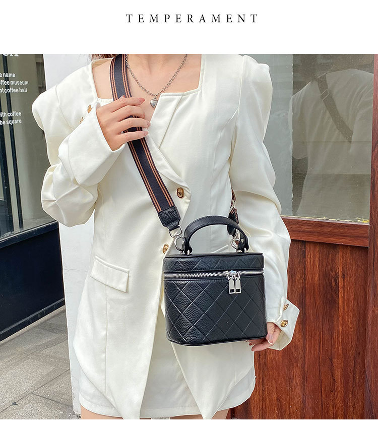 Women's Medium Leather Solid Color Streetwear Zipper Crossbody Bag display picture 1