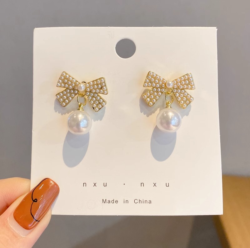 Ingresos franceses de perlas de moda femenina simple pendientes rojos ligeros de lujo versátiles pendientes de nicho de alta calidad