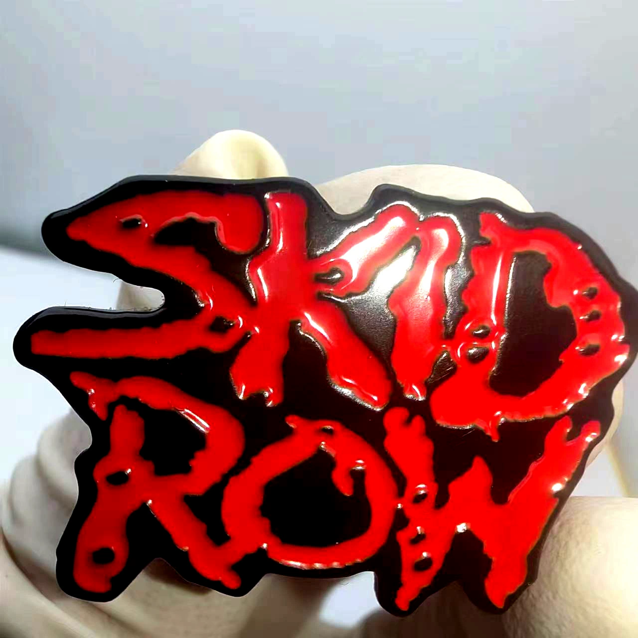Брошь в стиле готика: тяжелый метал, группа Skid Row, музыкальная фан-банда, металлическая булавка-аксессуар