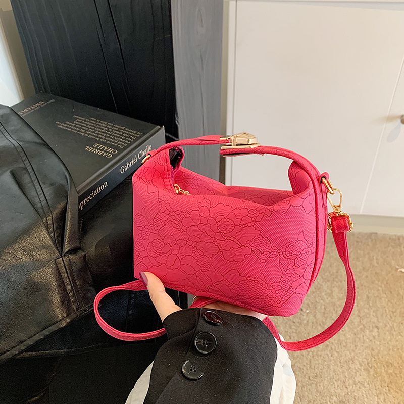 Bolso de flores de estilo occidental personalizado 2024 nuevo estilo otoño e invierno moda hermosa temperamento bolso de mensajero de un solo hombro