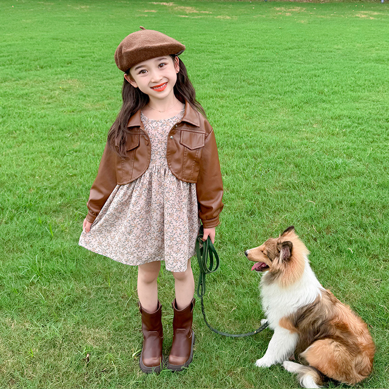 Conjunto de dos piezas para niñas chaqueta de cuero y falda floral – moda primavera-otoño 2025.