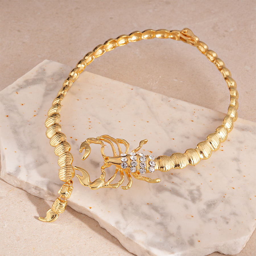 Collar de clavícula de apertura geométrica de escorpión con sentido metálico de diamantes europeos y estadounidenses Personalidad Temperamento de nicho Collar de sentido avanzado Mujer