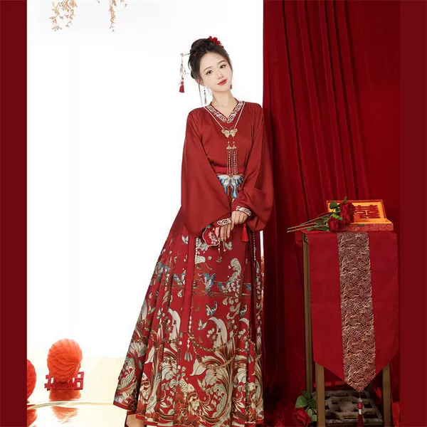 Red waist belt, V-neckline
