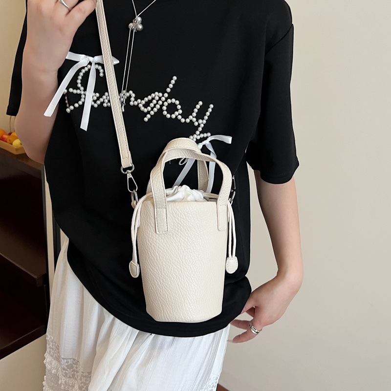 Bolso de cubo de moda coreana 2025 verano nuevo bolso femenino bolso de hombro con patrón de lichi fresco bolso de mensajero simple y versátil