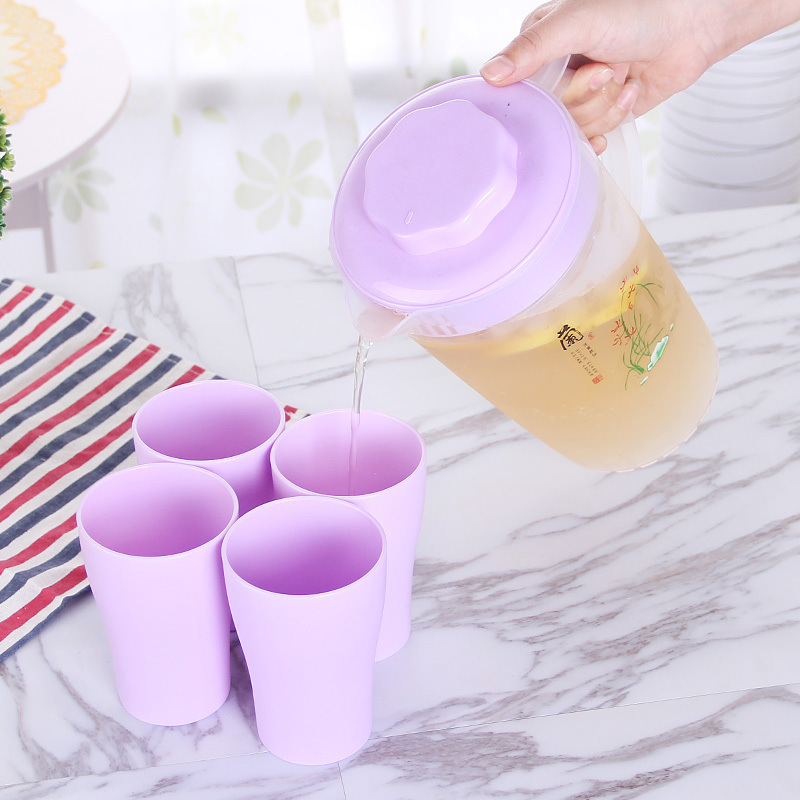 보라색 냄비와 컵 4개