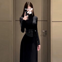 入秋高级感赫本风黑色打底连衣裙子女2025秋冬季新款修身包臀长裙