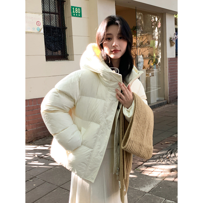 Capa de algodón de plumón corta para mujeres 2025 invierno nuevo suelto delgado vestido de pan puff grueso chaqueta de algodón con capuz