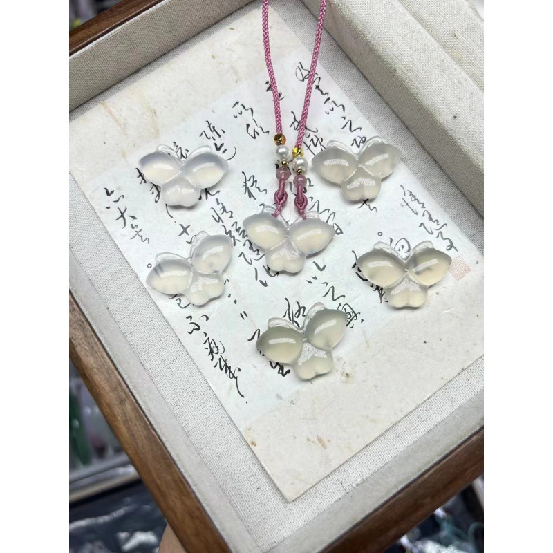 금을 빠는 나비