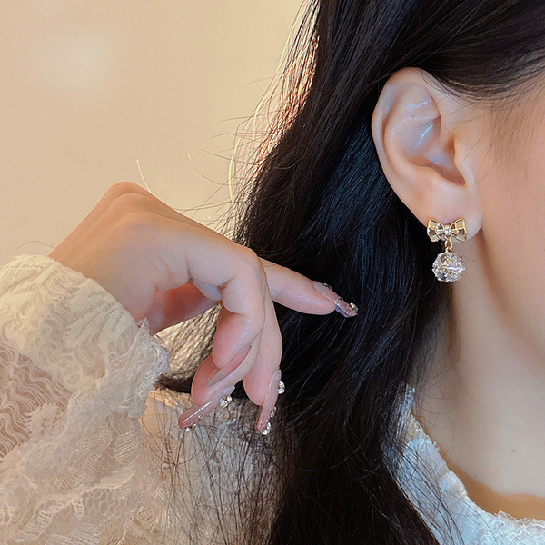 Sophisticated earrings with bow with zircon