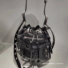 B家の機関車のカバンLe Cagoleレトロなリベットの三合一のひもの牛革の肩の女性の斜め掛けの本革のバケツのカバン