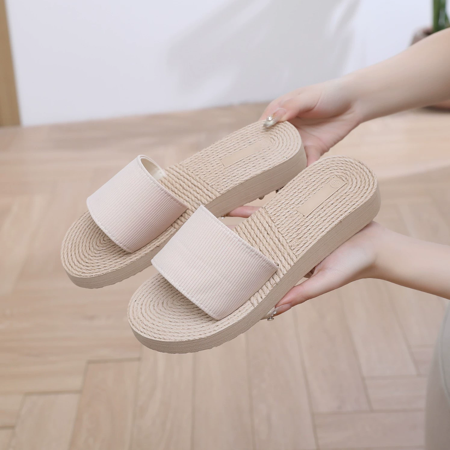 Летняя новая шпагат, буксирная женщина, трансграничные ручные наклоны, нижние сандалии, носите пляжную обувь, мультфильм липкий