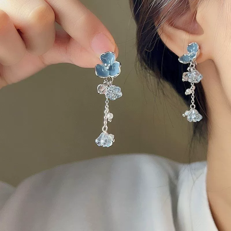 Сережки синие и белые малых размеров с кисточками, цветочные, стиль высокого качества