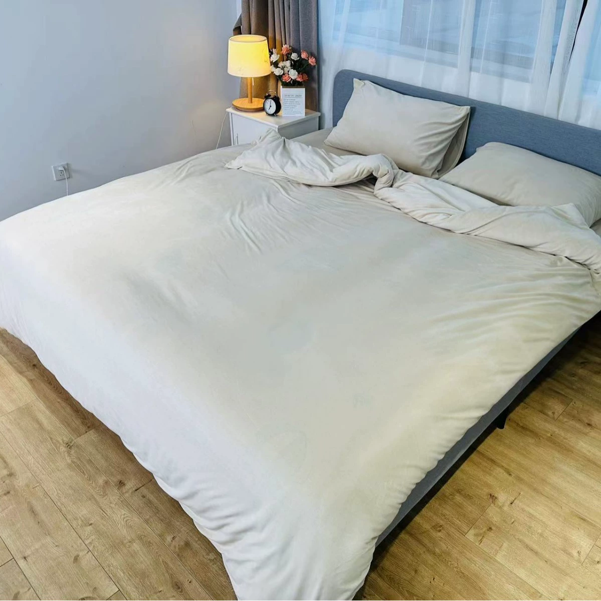 Комплект из четырех предметов: детское бархатное постельное белье с влагопоглощающими и теплогенерирующими свойствами, приятное для кожи, тонкое, мягкое, простое и подходящее для всех сезонов.