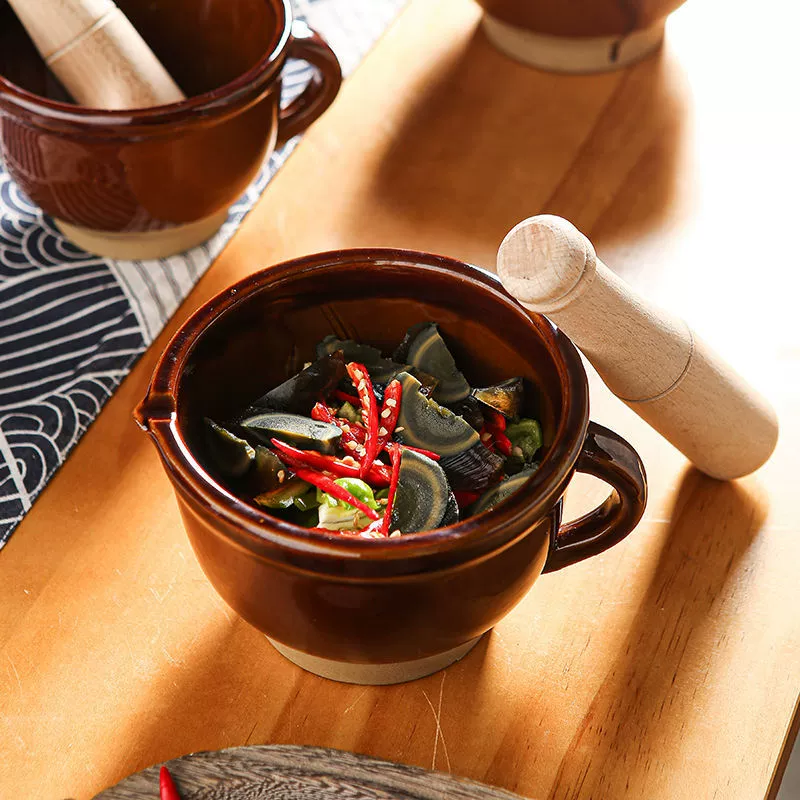 Традиционная бытовая пестик и ступка для измельчения перца чили, консервированных яиц, баклажанов, овощей, чеснока и свиных лап.