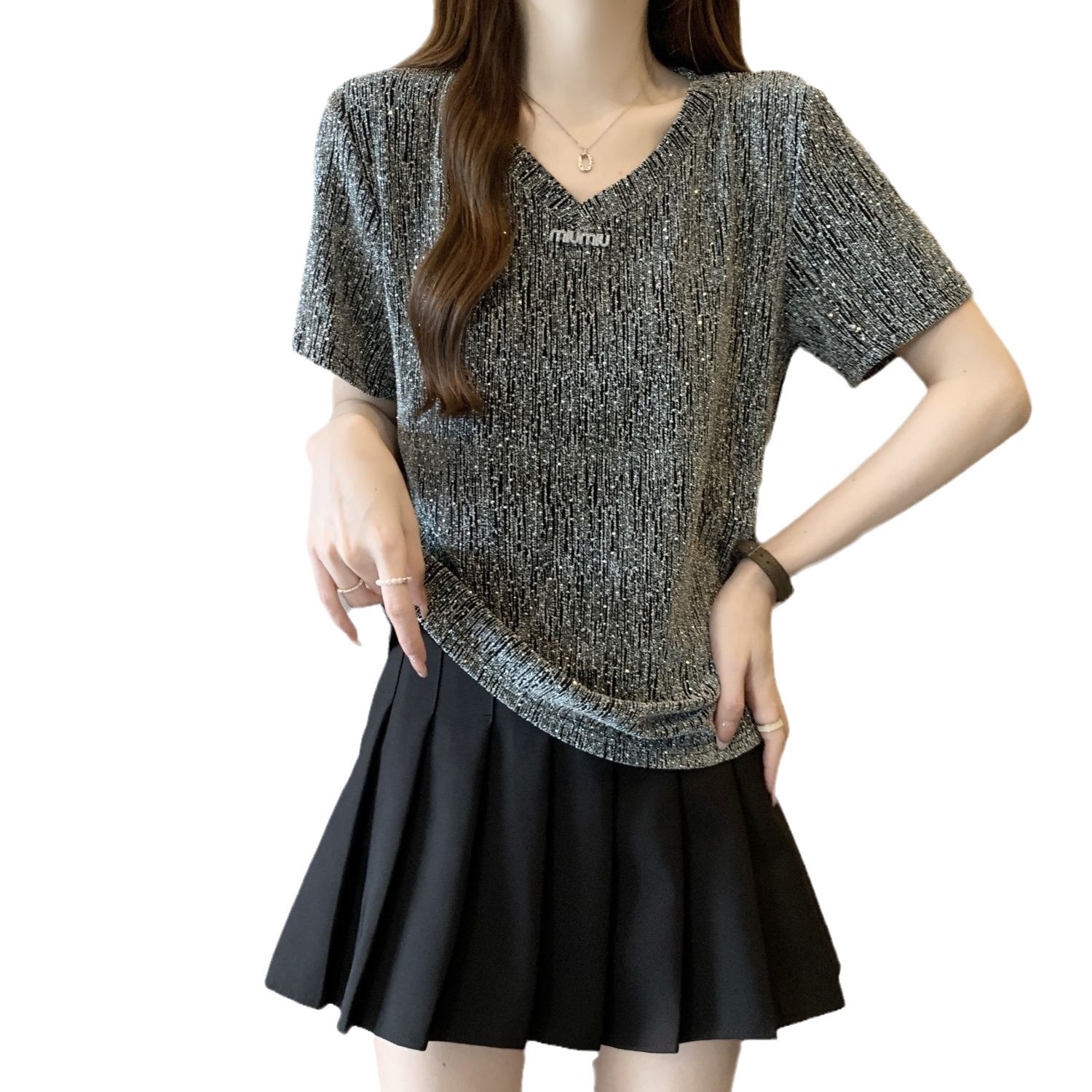 Camiseta de manga corta con cuello en V de seda brillante de talla grande para mujer verano 2024 nuevo estilo suelto y delgado top de mm gordo para mujer image 6