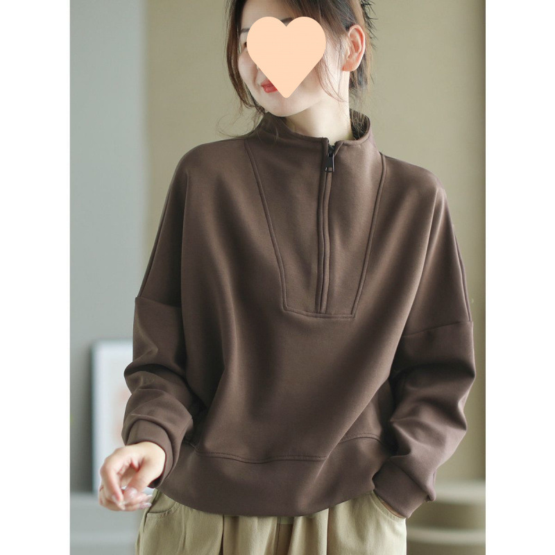 襟を立ててファスナーをします。女性の春と秋の雰囲気は長袖の頭をかぶせてカジュアルな上着を着ます。|undefined