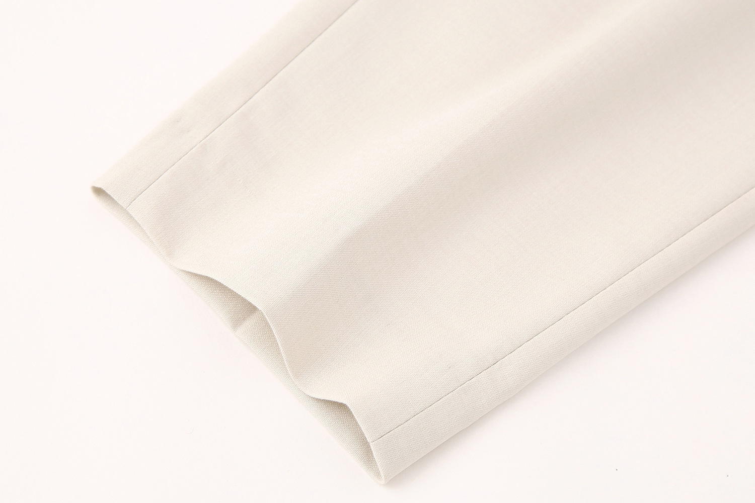 Pantaloni a sigaretta semplici e versatili, casual, tinta unita, della nuova collezione primaverile da donna_voghion.com