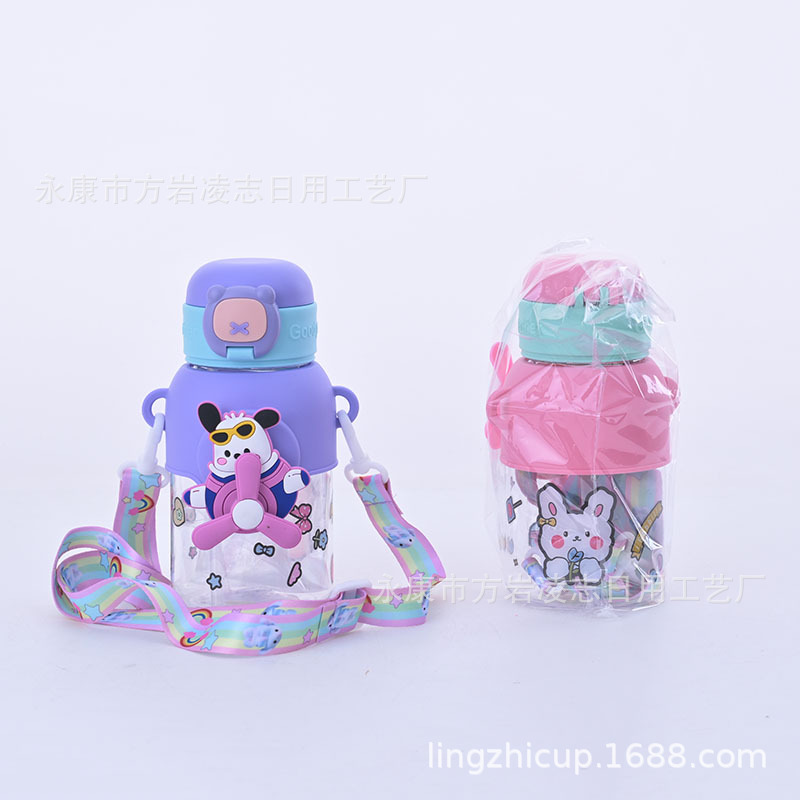 Tazas de plástico de dibujos animados con pajita, diseño giratorio encantador, tazas de regalo para estudiantes, portátiles, a prueba de caídas y de moda. image 6