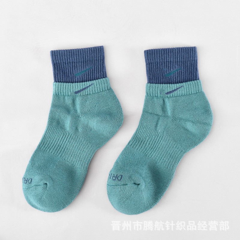 蘇万ナイキの靴下のカラーの二重は男女の中で長い筒のタオルの底のスポーツの靴下をつなぎ合わせてバスケットボールの靴下を走ります。