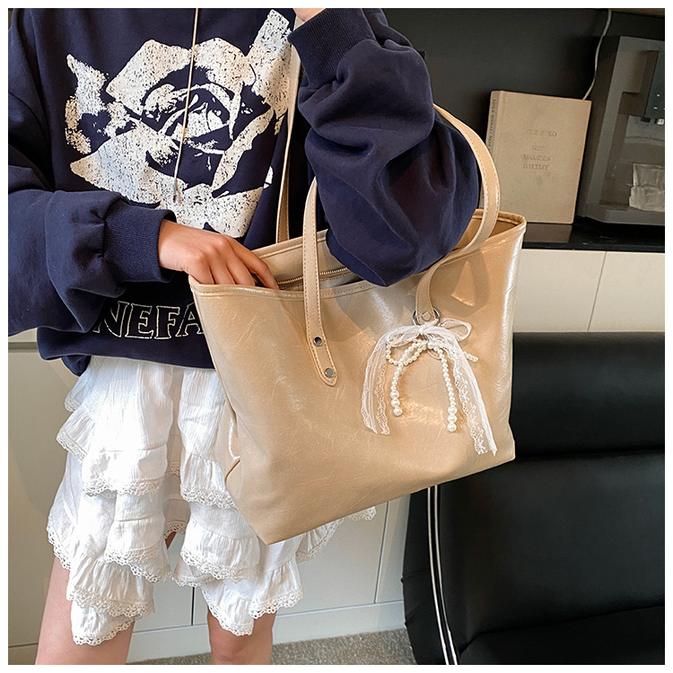 The 2025 summer new stylish and simple tote bag is a casual and trendy large-capacity tote bag with a niche design for women undefined