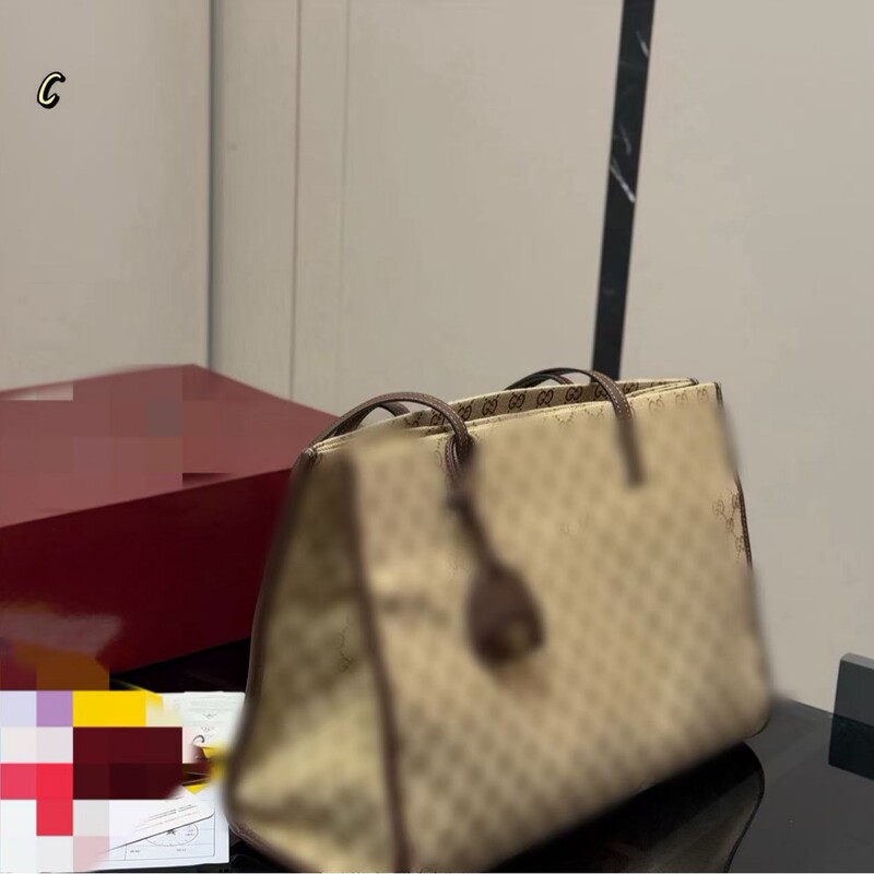 Gucci large-capacity shopping bag 2025 new European style women's commuter shoulder bag light luxury underarm bag Gucci large-capacity shopping bag 2025 new European style women's commuter shoulder bag light luxury underarm bag