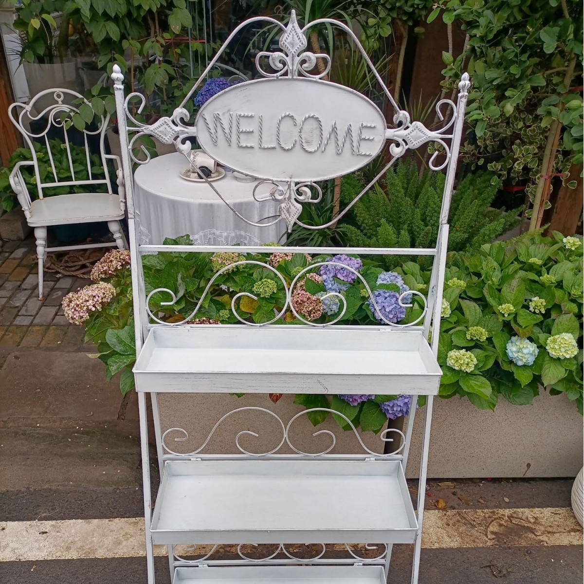 3 층 흰색 노인에 오신 것을 환영합니다.