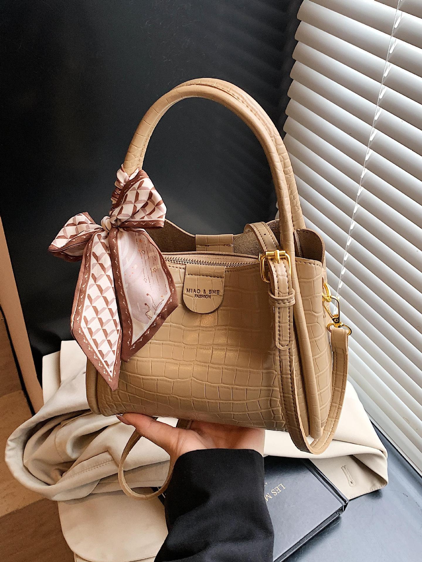 Bolso de mano de canasta de verduras de alta gama de nicho para mujer 2025 nuevo producto de comercio exterior bolso de cubo con patrón de cocodrilo bolso de mensajero de cercanías