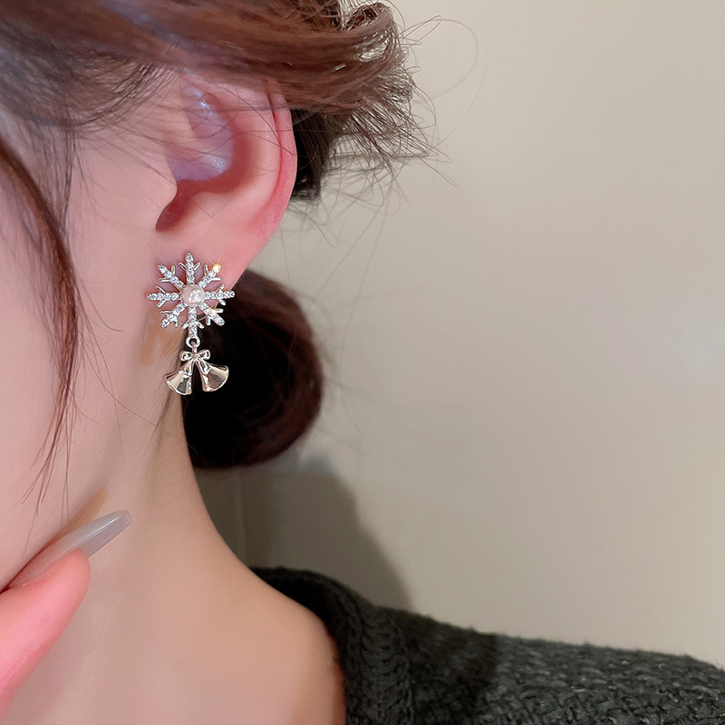 Retro Snowflake Copper Inlay Zircon Earrings 1 Pair