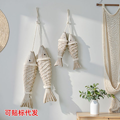 地中海の風情の木製のレトロな魚の串は古い壁のペンダントをします。