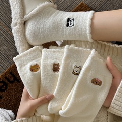 冬の豪毛のかわいいアニメの刺繍のレースの中筒の靴下は汗を吸います。