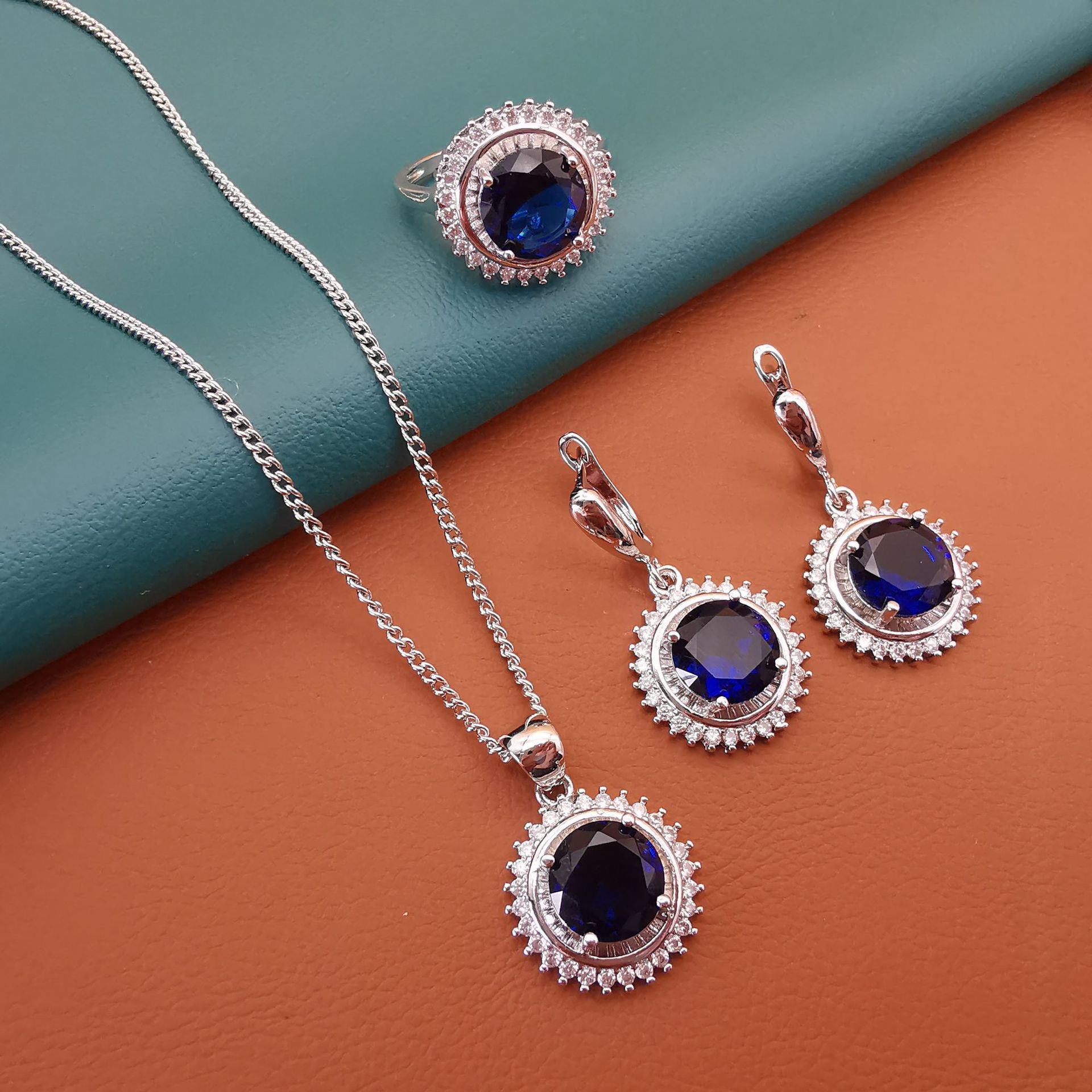 Necklace with zircon