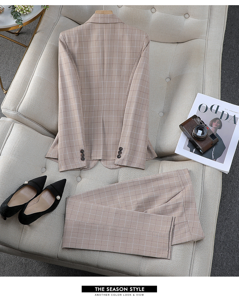 Sieviešu apģērbs Aprikožu krāsas rūtainais kostīms sievietēm, spējīgs un moderns, augstas klases profesionāls apģērbs, biznesa darba apģērbs, bikses_voghion.com