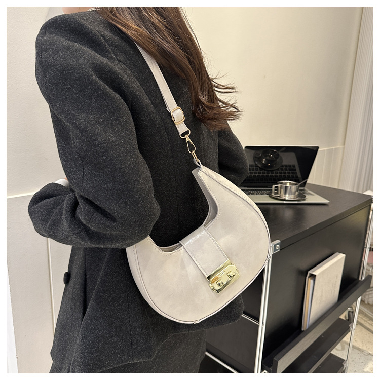 Nuova borsa a tracolla minimalista per donna, versione coreana, borsa sotto le ascelle dolce e straniera, tendenza invernale popolare, borsa da donna a forma di mezzaluna_voghion.com